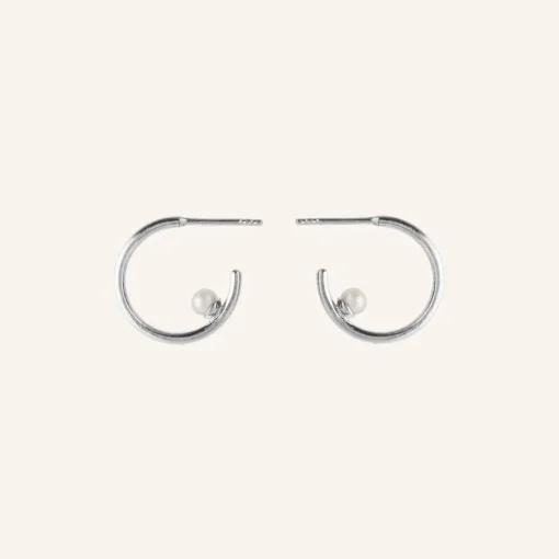 PERNILLE CORYDON Pearl Globe Hoops (guld/sølv)